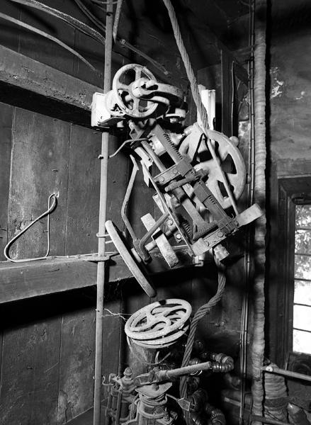 Vue générale de l'atelier de charron : accessoires de véhicules hippomobiles