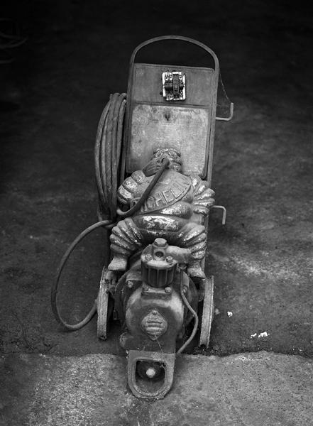 Vue générale : machine à gonfler les pneus (Michelin)