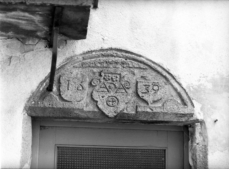 Rochefort-Montagne : détail d'un linteau de porte