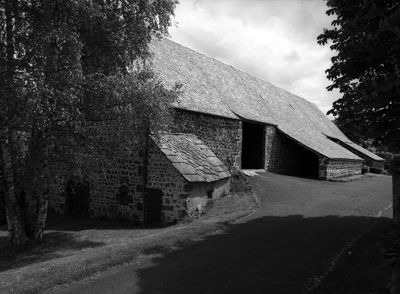 Vue générale d'une grange-étable de la ville de Rochefort-Montagne (parcelle AB 351).