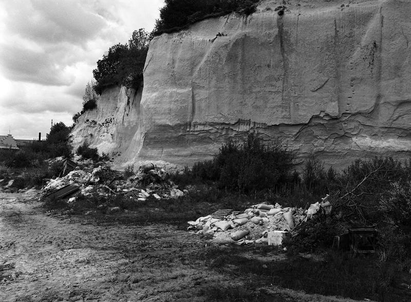 Vue partielle de l'ancienne carrière, à l'entrée nord de Rochefort-Montagne.