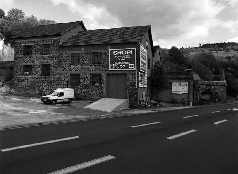 Vue partielle des bâtiments de l'ancienne carrière, à l'entrée nord de Rochefort-Montagne.