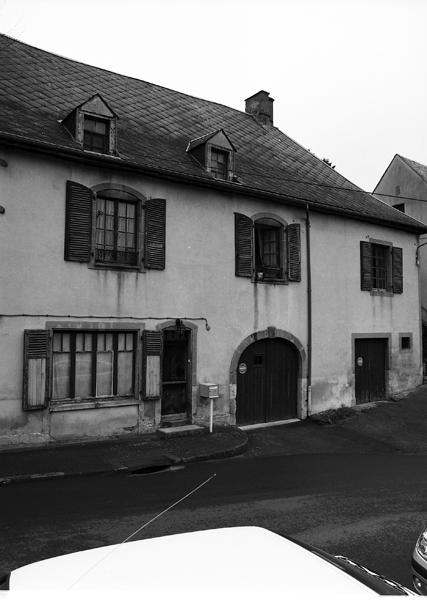 Vue générale d'une ferme dans la ville de Rochefort-Montagne (parcelle AB 70).