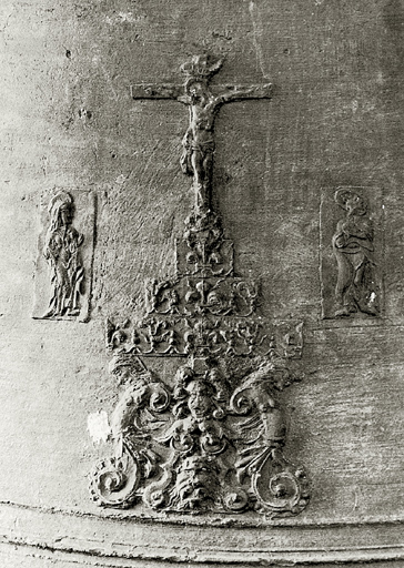 Décor : la Crucifixion.