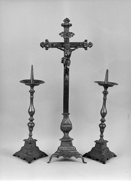 2 chandeliers et croix d'autel