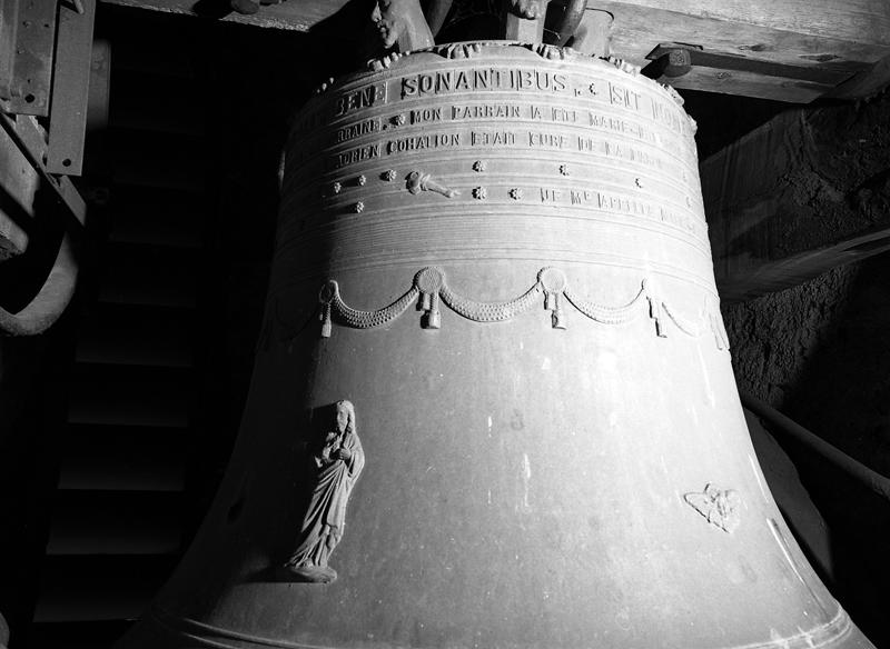 Vue de détail du vase supérieur et représentation du Sacré Coeur