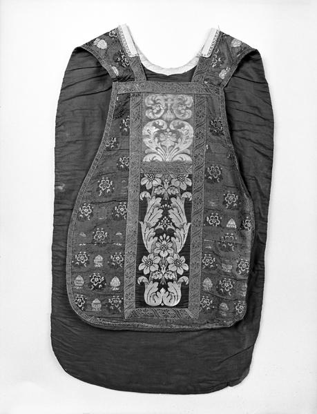 Chasuble, manipule, bourse de corporal, étole (ornement rouge)