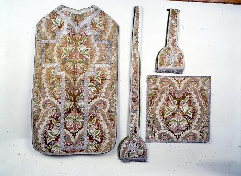 Chasuble, voile de calice, manipule, étole (ornement polychrome)