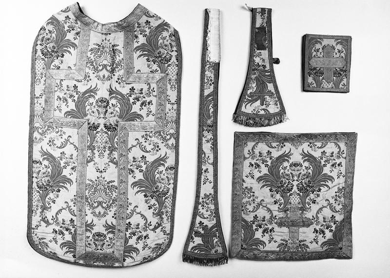 Chasuble, manipule, étole, voile de calice, bourse de corporal (ornement blanc)