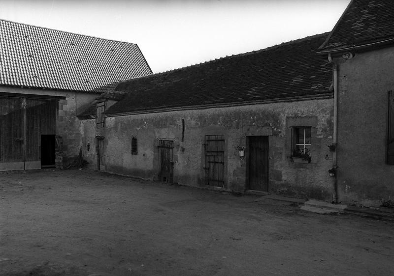 Vue générale de l'ancien logis depuis le sud de la ferme de la Côte