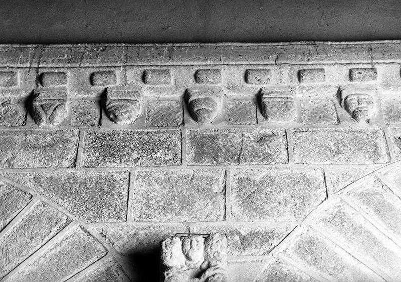 Détail des modillons du narthex