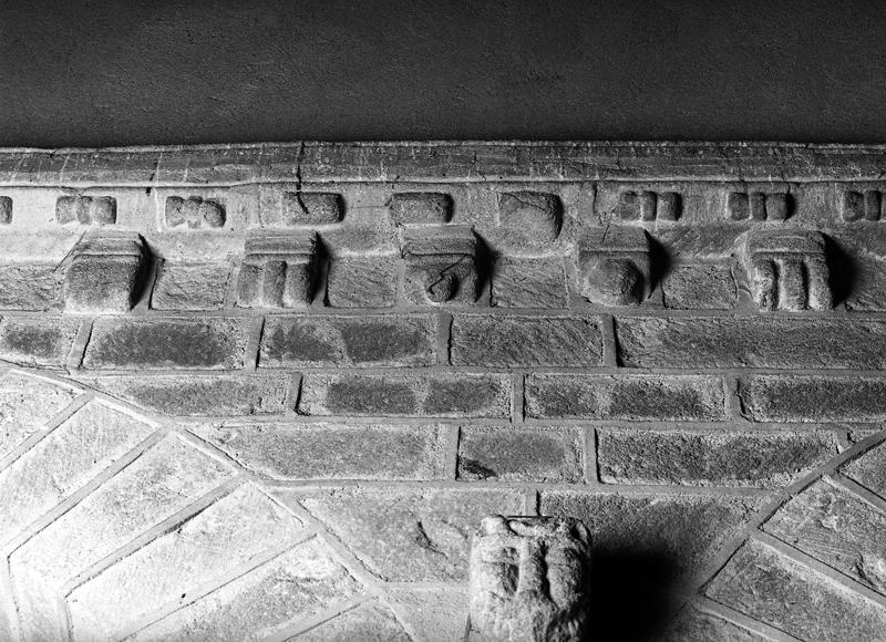 Détail des modillons du narthex