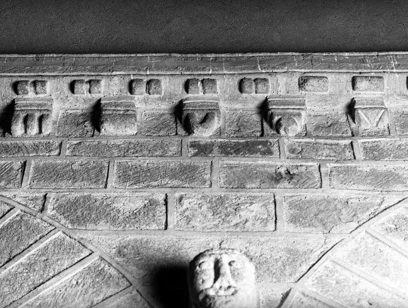 Détail des modillons du narthex