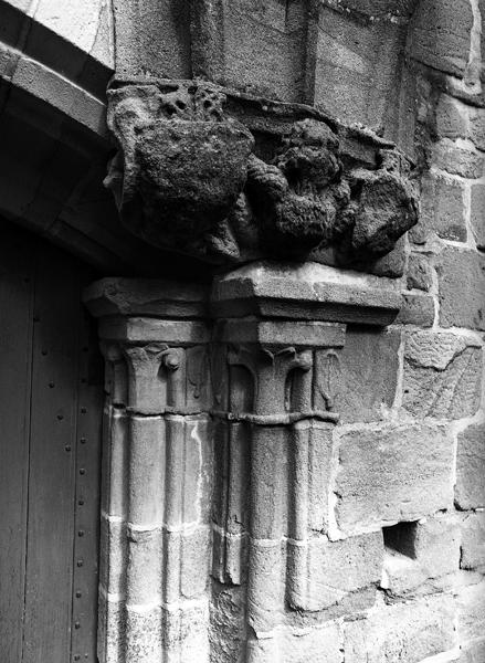 Détail des chapiteaux couronnant les piédroits de la porte du 13e siècle.