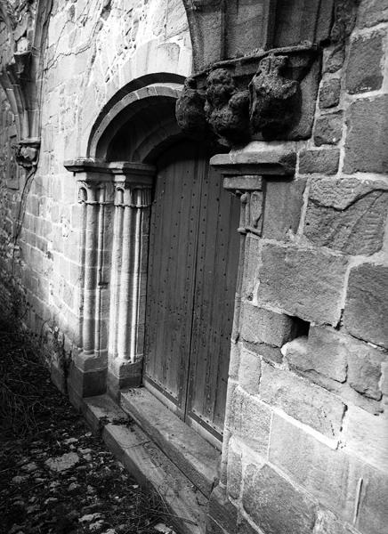 Vue générale de la porte d'entrée du cloître dans l'église