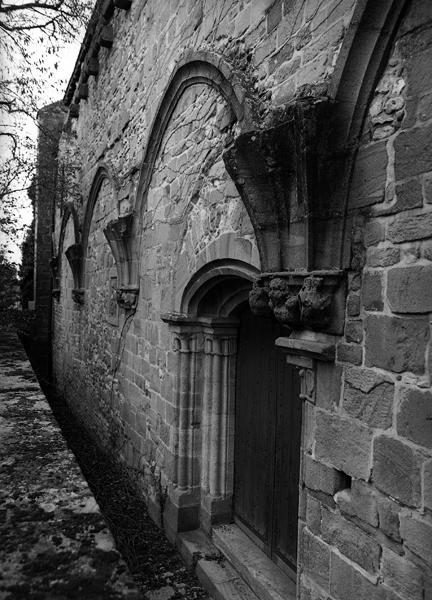 Vestiges du cloître de l'abbaye de Saint-Menoux, à présent jardin du presbytère