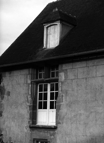 Détail de la fenêtre (remaniée) de la chambre haute sud (côté rue)