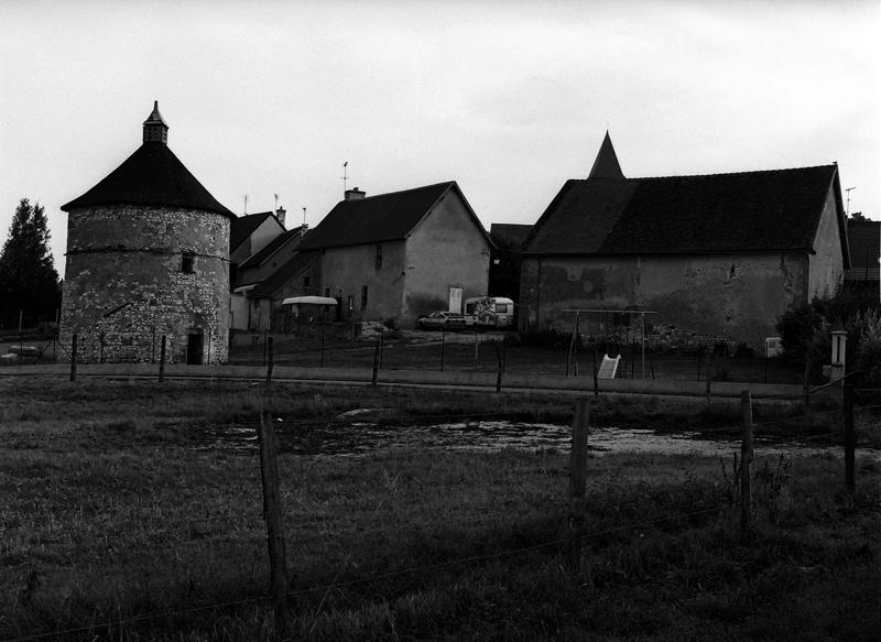 Vue générale de la ferme depuis les champs