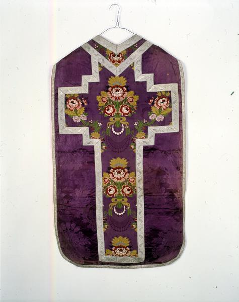 La chasuble de l'ornement violet vue du devant