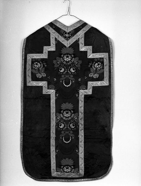 La chasuble de l'ornement violet vue du dos