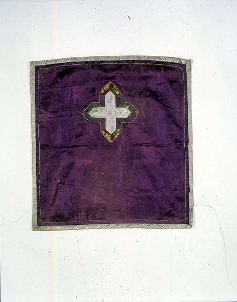 La chasuble de l'ornement violet vue du dos