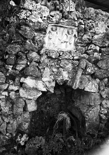 Plaque des anges de l'Apocalypse déplacée aux Epignaux