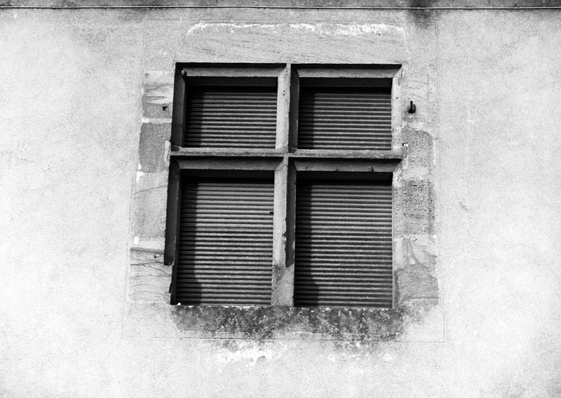 L'ancien presbytère : détail de la fenêtre du 15e siècle