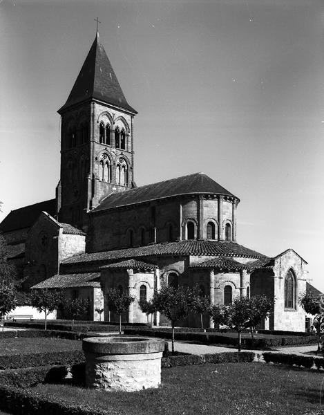 Chevet de l'église depuis le sud