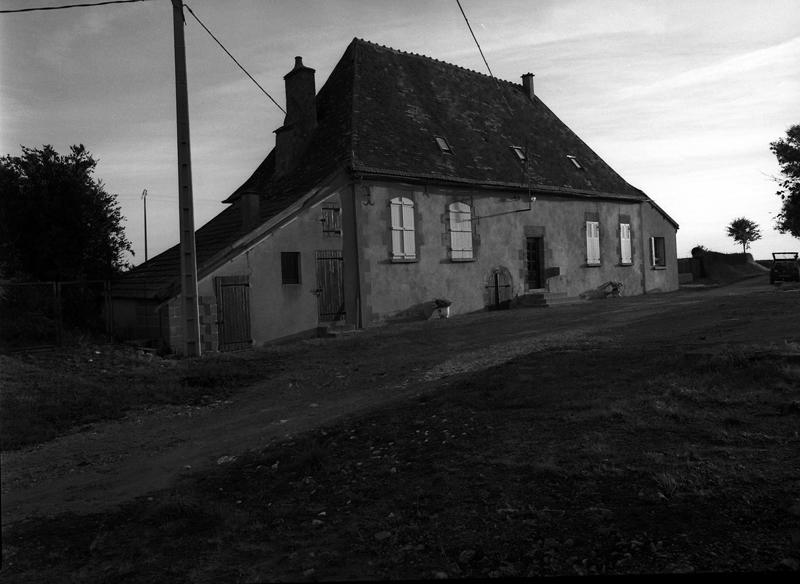 Manoir des Bordes d'en bas : façade sur cour du logis du 17e siècle