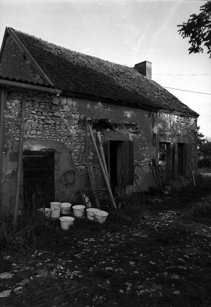 Vue générale du logis et d'une partie de la grange étable ruinée de la ferme de la Justice