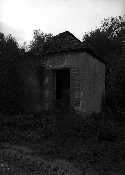 Vue générale de la petite cahute du moulin Roussat
