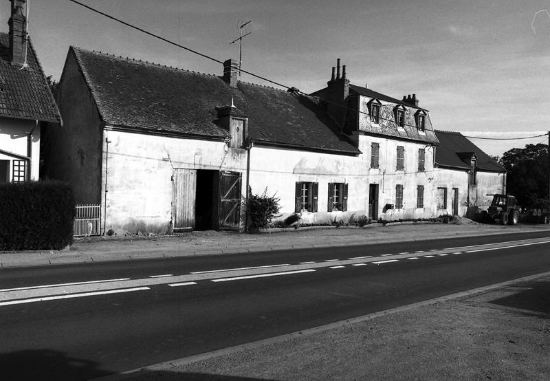 Vue générale de la façade sur rue de la maison des contremaîtres des fours à chaux de l'Assens