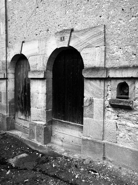 Détail des portes de la grange étable, 9 rue du Carrouge