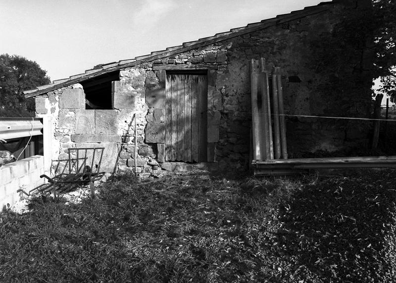 Losme : vestiges de la façade médiévale sur la cour