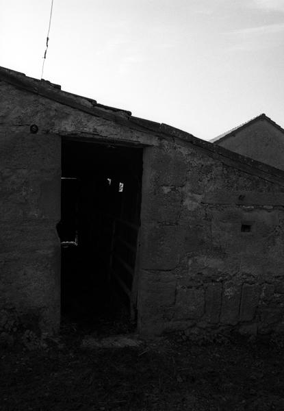 Façade du logis côté champs de la ferme de l'Ome