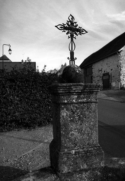 Vue générale de la croix monumentale, rue de la Fontaine