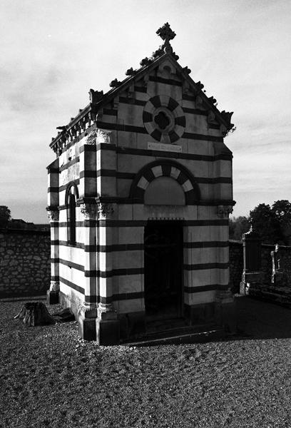 Vue générale de la chapelle funéraire de la famille Thomas-Brémard, rue des Vignes