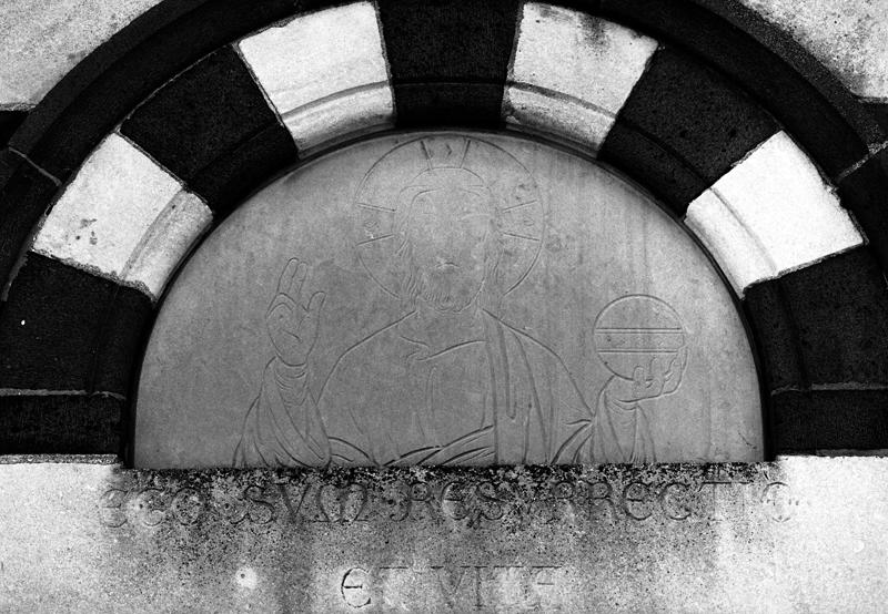 Détail du tympan de la chapelle funéraire de la famille Thomas-Brémard, rue des Vignes