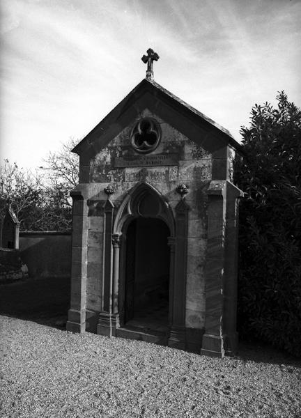 Vue générale de la chapelle funéraire de la famille Dubost, rue des Vignes