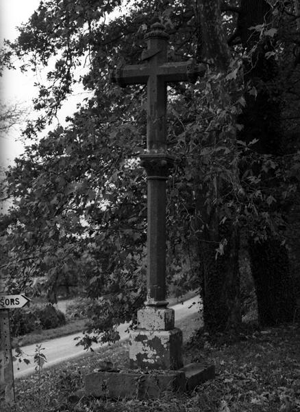 Vue générale de la croix monumentale, Clusors