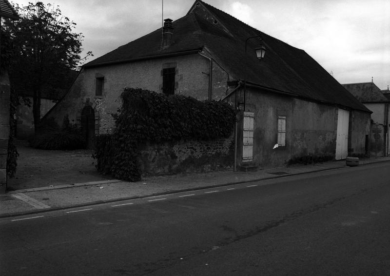 Vue générale de la grange nord et de la remise, 24, 26 rue Feuillin