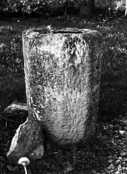 Bloc de pierre d'une voûte en ogive provenant du site de la Saint-Chapelle de Bourbon-l'Archambault à la ferme des Vernes