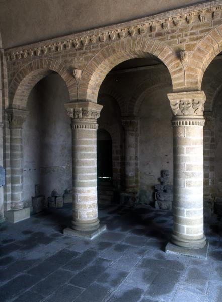 Intérieur du narthex depuis le nord-ouest