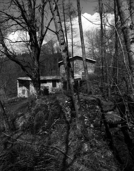 Vue d'ensemble et bief du moulin avec vestiges de vannage