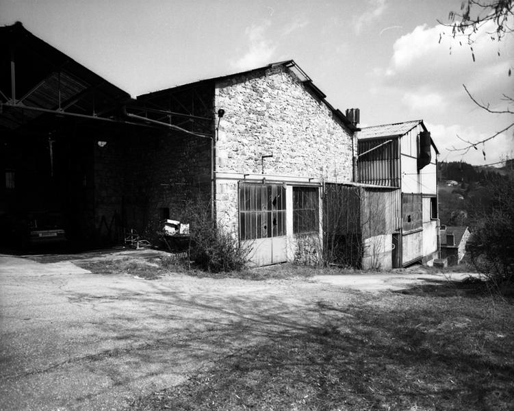 Vue d'ensemble de la zone de forge, des hangars et du chemin d'accès