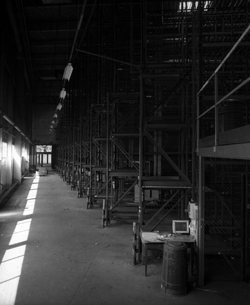 Stockage des chaussures rangées par type, pointure et couleur réparties dans 12 allées.