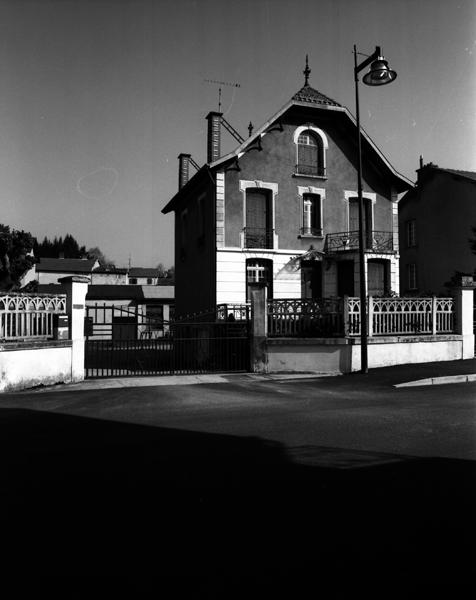 Vue extérieure du logement patronal : maison Cotte