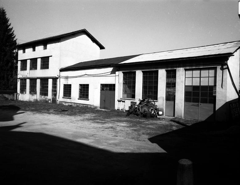 Façade extérieure des principaux ateliers de production situés en fond de cour.