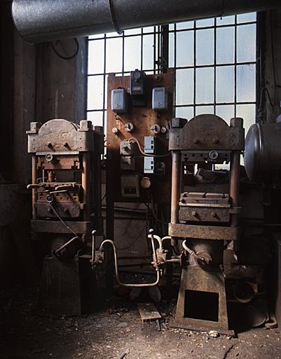 Ensemble de 2 machines à mouler par compression : presses