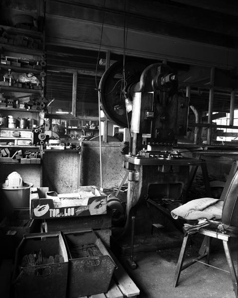 Machine à découper les lames : presse Gardette à col de cygne